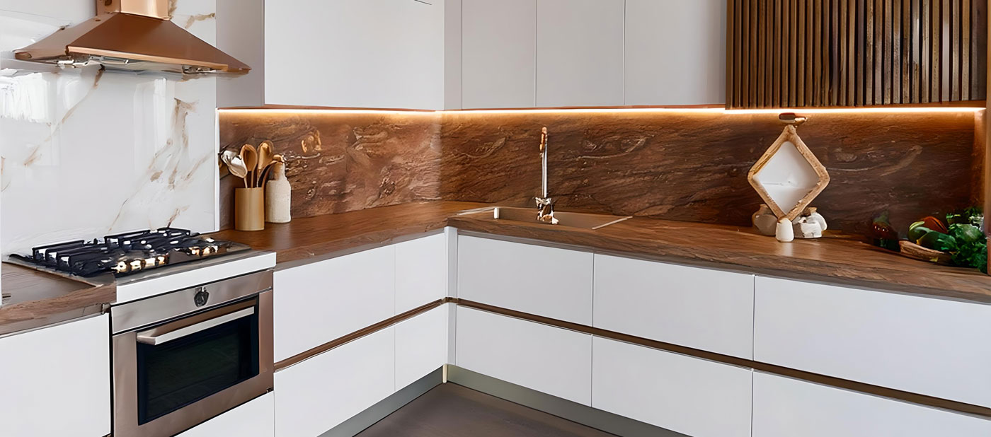 cuisine-aménagée-moderne-ambiance-maron-et-blanc-avec-plan-de-travail-en-pierre-marron-planstone