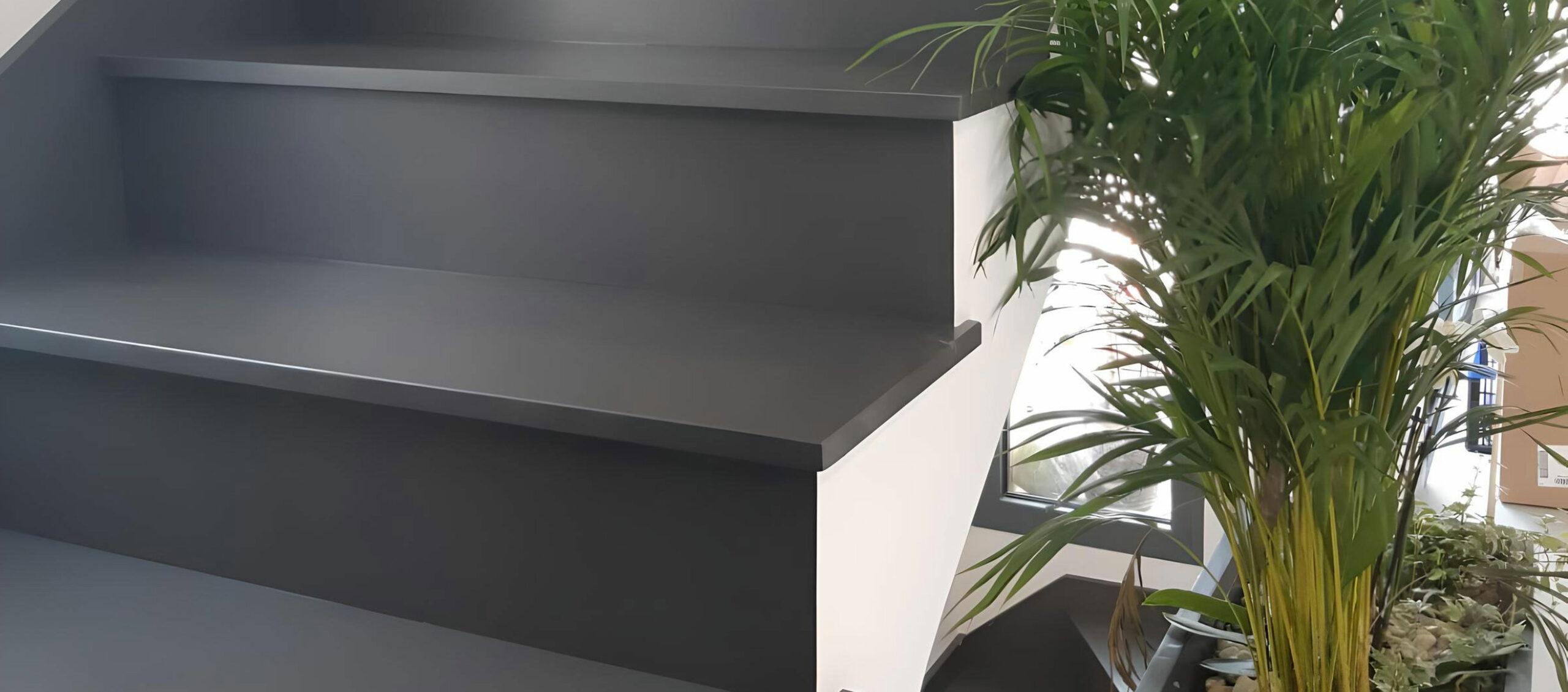 escalier-en-pierre-composite-gris-planstone