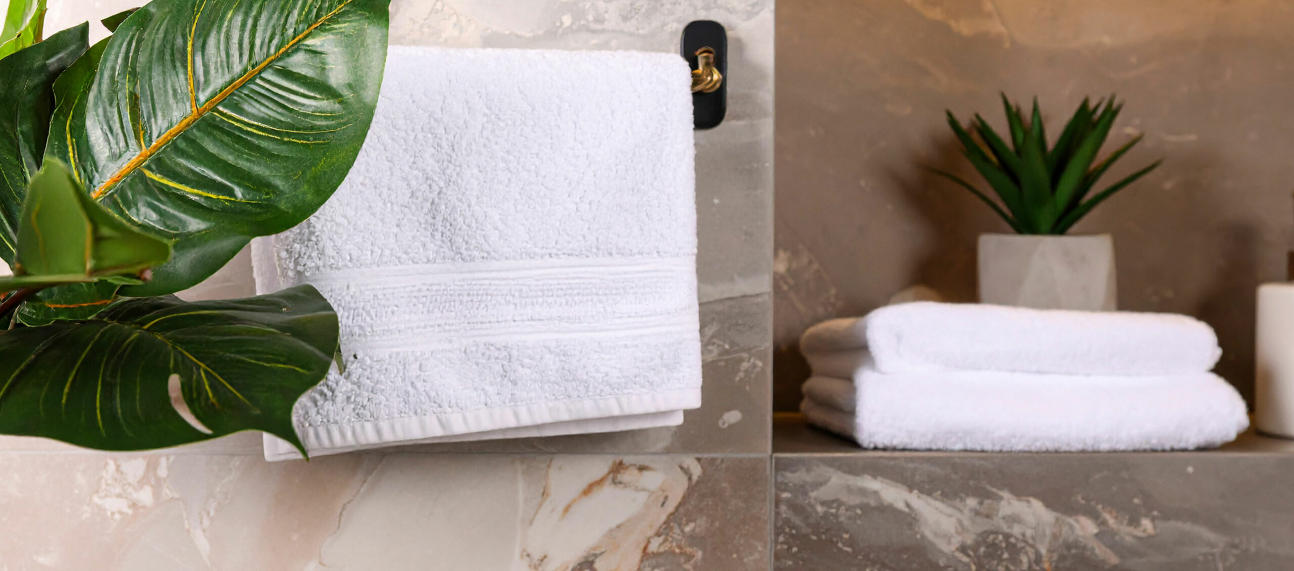 mur-et-niche-de-salle-de-bain-en-pierre-naturelle-claire-planstone