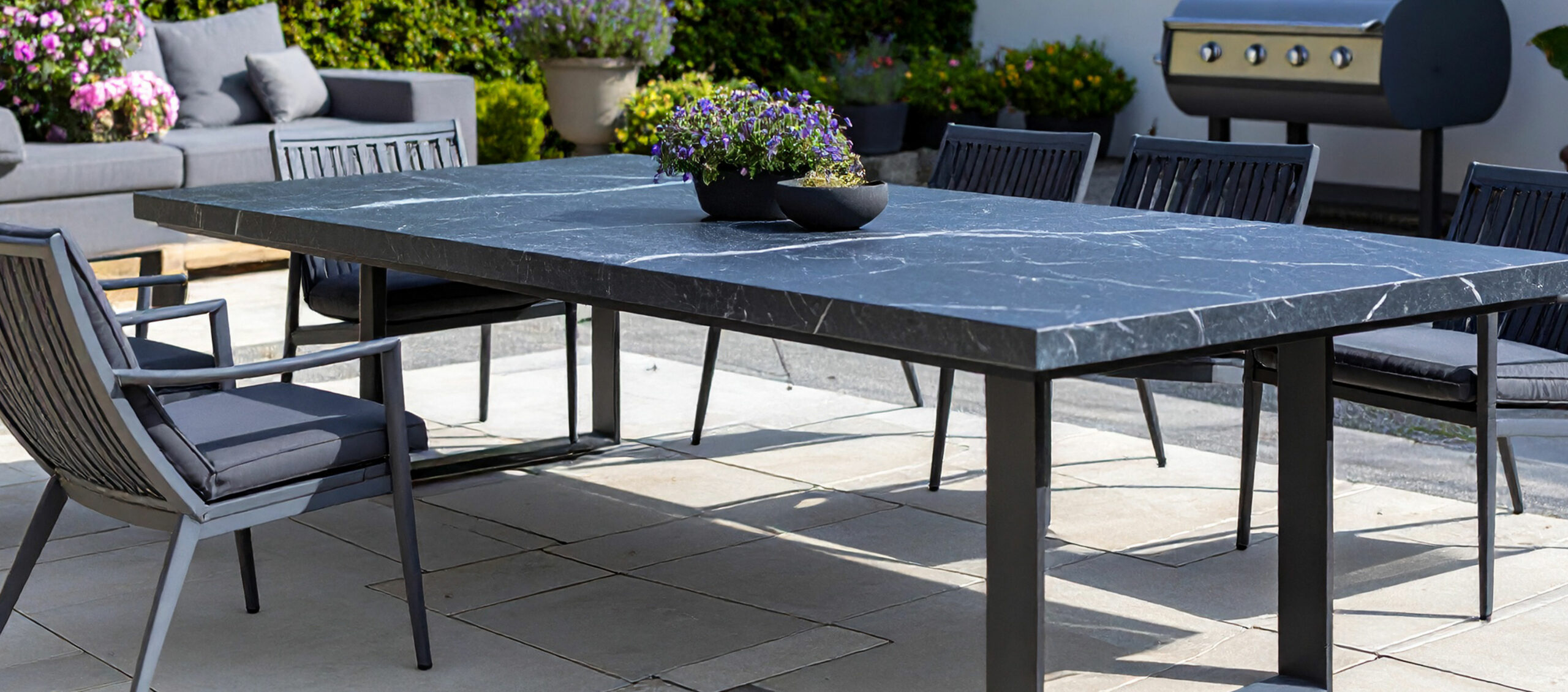 table-de-jardin-en-pierre-naturelle-noire--planstone