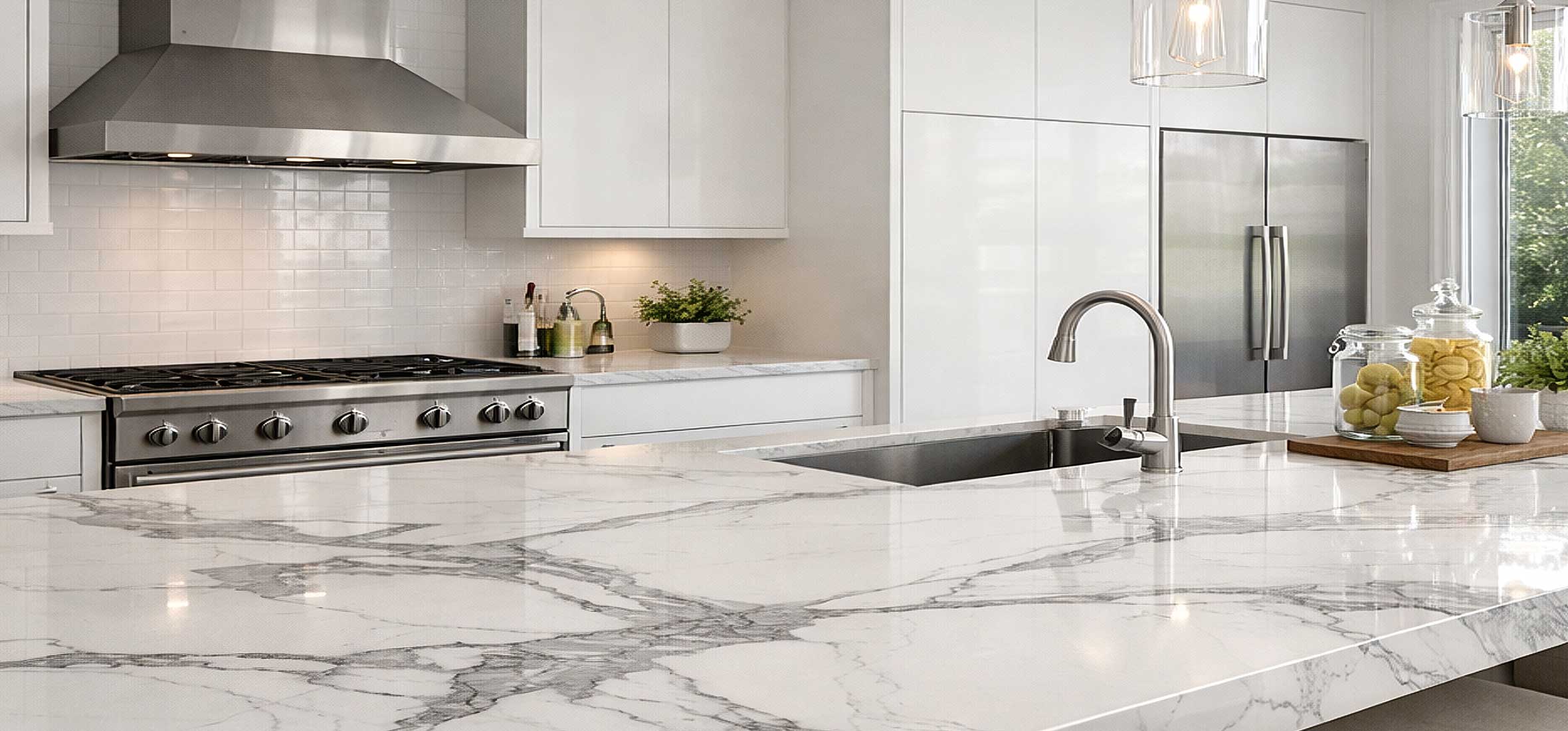 Plan de travail en quartz blanc veiné style Calacatta dans cuisine contemporaine