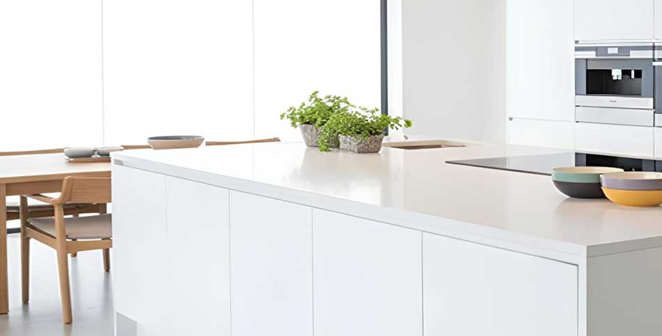 Plan de travail en quartz composite blanc dans cuisine contemporaine, matériau préféré des designers pour sa résistance